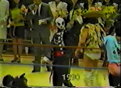 El Signo, El Texano & Negro Navarro vs. Gran Hamada, Kendo & Perro Aguayo (1990/06/07)