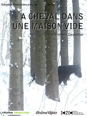 À cheval dans une maison vide