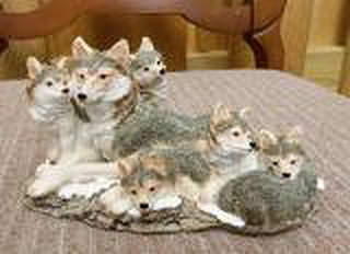 Wolf Figurine - Mother with Five Pups (Young's)