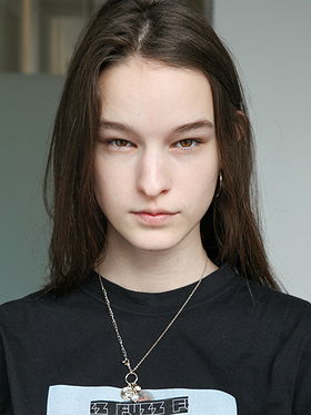 Laura Toth