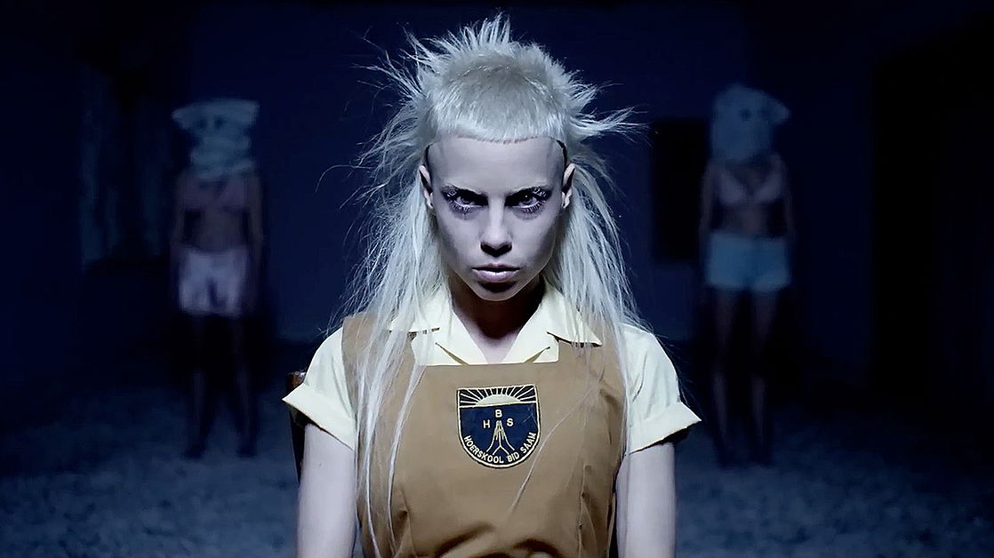 Группа из юар. Йоланди Фиссер. Группа die antwoord. Die antwoord Йоланди. Йоланди Фиссер группа.