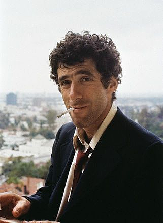 Philip Marlowe (Elliot Gould)