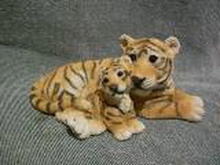 Tiger Figurine - Tiger Lying With Cub (Stone Critters)