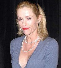 Julia Minesci pictures and photos