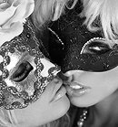Две девушки в маске