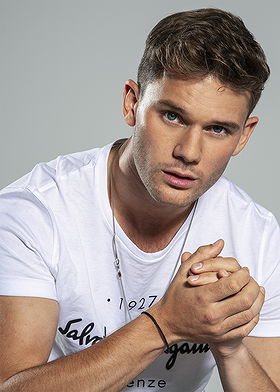 ¿Cuánto mide Jeremy Irvine? 19992606