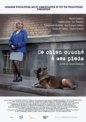 Ce chien couché à ses pieds