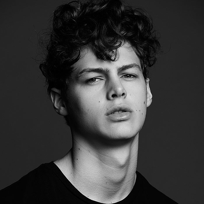 38 HQ Photos Male Models With Dark Hair And Blue Eyes / Alejo Sauras