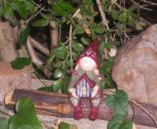 Gnome Figurine - Shelf Sitter Gnomy Girl with Birdhouse (Annekabouke)