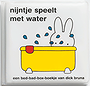 Nijntje speelt met water